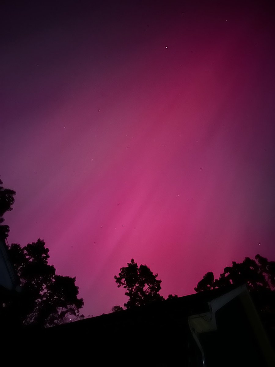 Never would I have imagined seeing the Northern lights twice in 1 year. Especially once with the naked eye. Absolutely breathtaking. 7:20pm in Sturbridge <a href="/DHTheWeatherNut/">Western Mass Weather</a> <a href="/ericfisher/">Eric Fisher</a> <a href="/Eweather13/">eweather</a> <a href="/Met_CindyFitz/">Cindy Fitzgibbon</a>