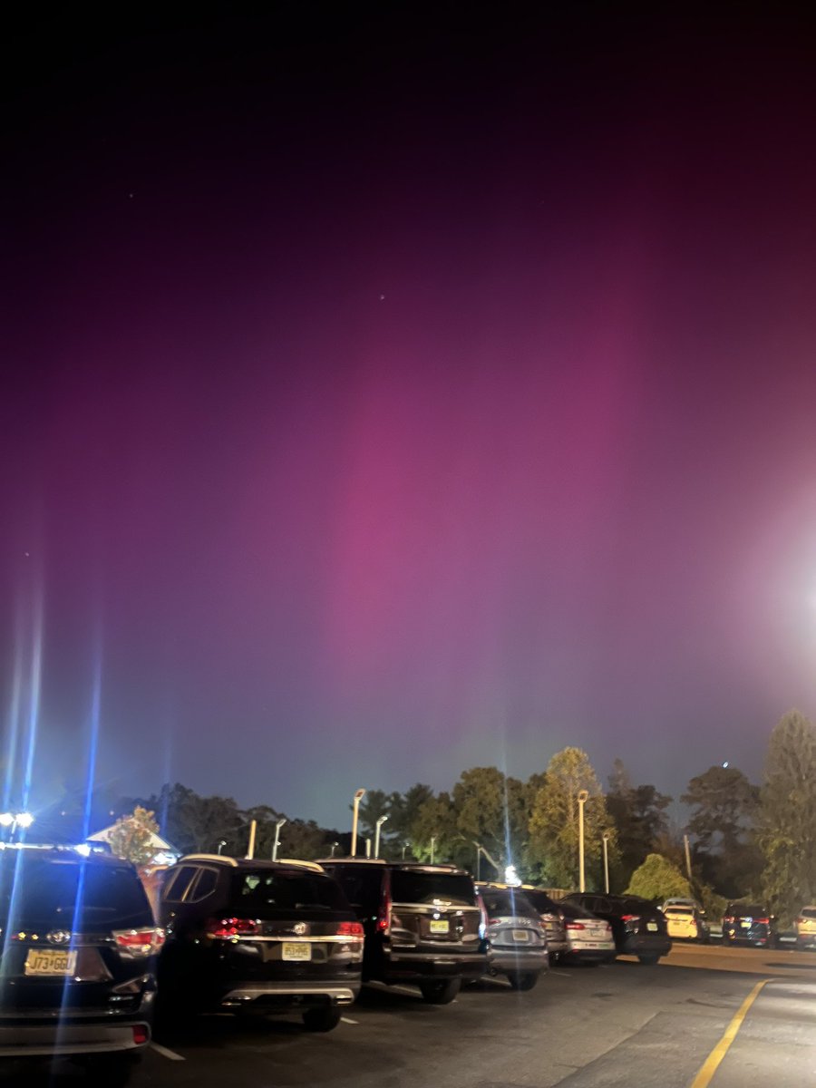 WeigandSam's tweet photo. walking outside to see the northern lights in nj? https://t.co/aQLkne2bHC