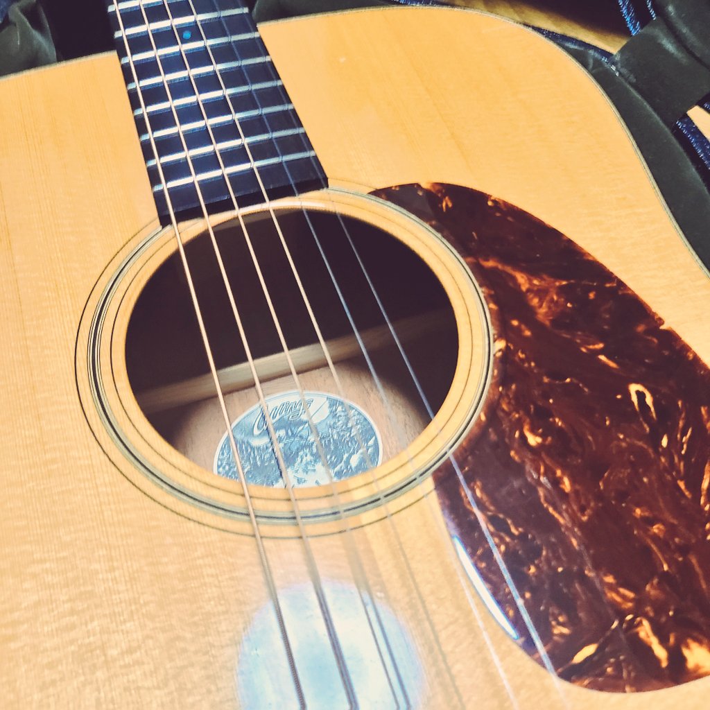 theyouthguitar's tweet photo. 昨日は久しぶりにアコギでバキバキのフィンガーピッキングのREC🎸

数年前から指で弾く為に爪を伸ばしているのですが（人差し指はタッピング用にそのまま）ライブ中割れたりして大変だったので、ジェルやらグラスネイルやら試して今は

親指→ハードマニキュア
薬、中指→アロン釣名人

に落ち着いてる https://t.co/gnG7BqvQJV