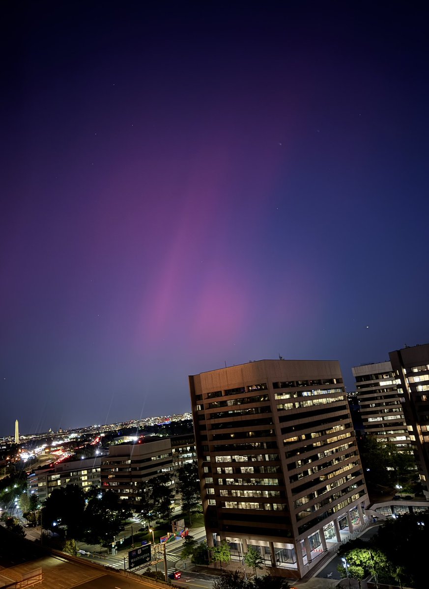 WillWiard's tweet photo. Sunset ray or Northern lights over DC? @ARLnowDOTcom @NASA @SpaceX @NBCDFWWeather https://t.co/owgItdefq1