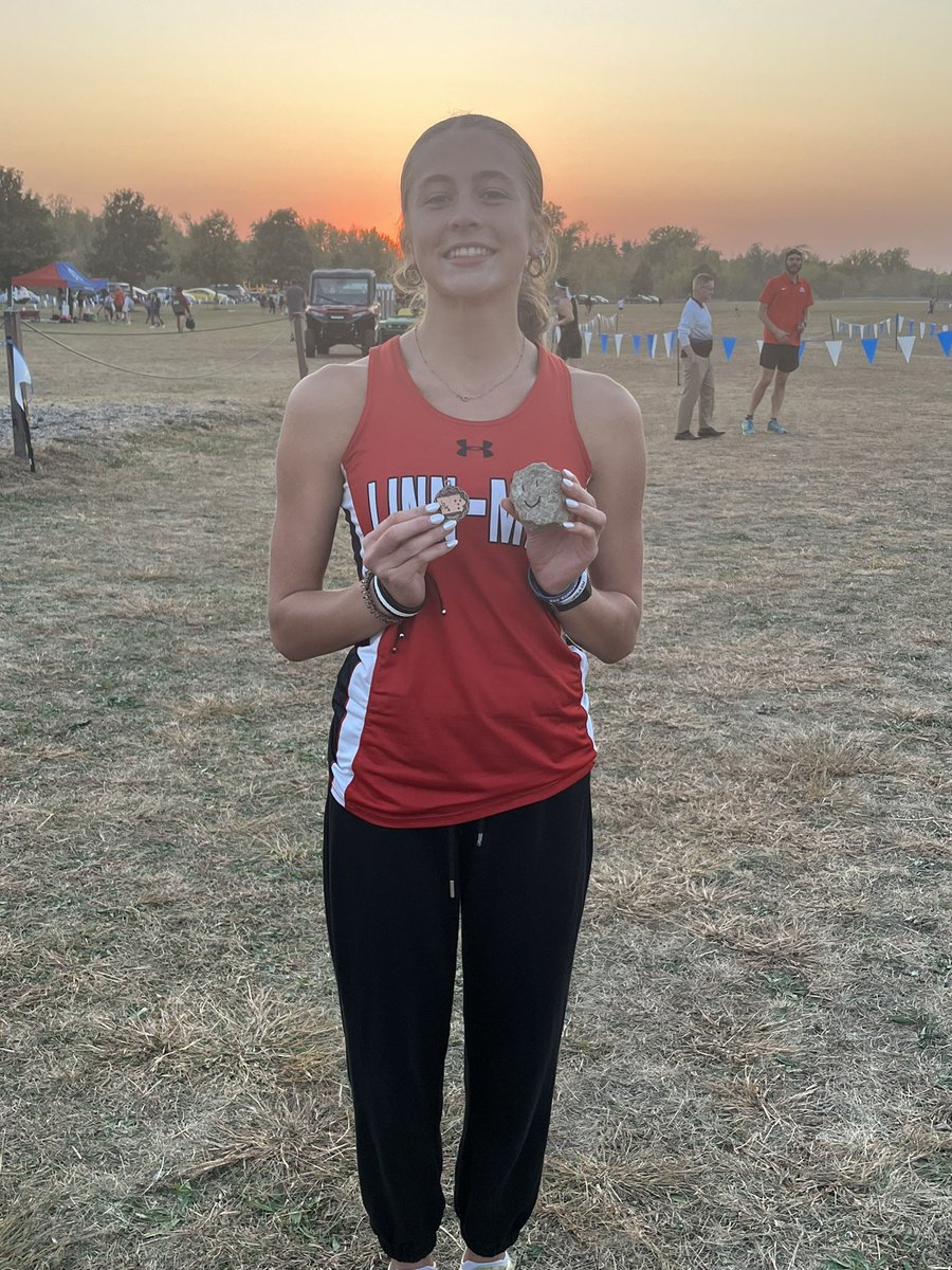 Amazing job, Hailey Kozloski! An 8th place finish at the MVC Super Meet, a huge PR, and breaking 19:00!