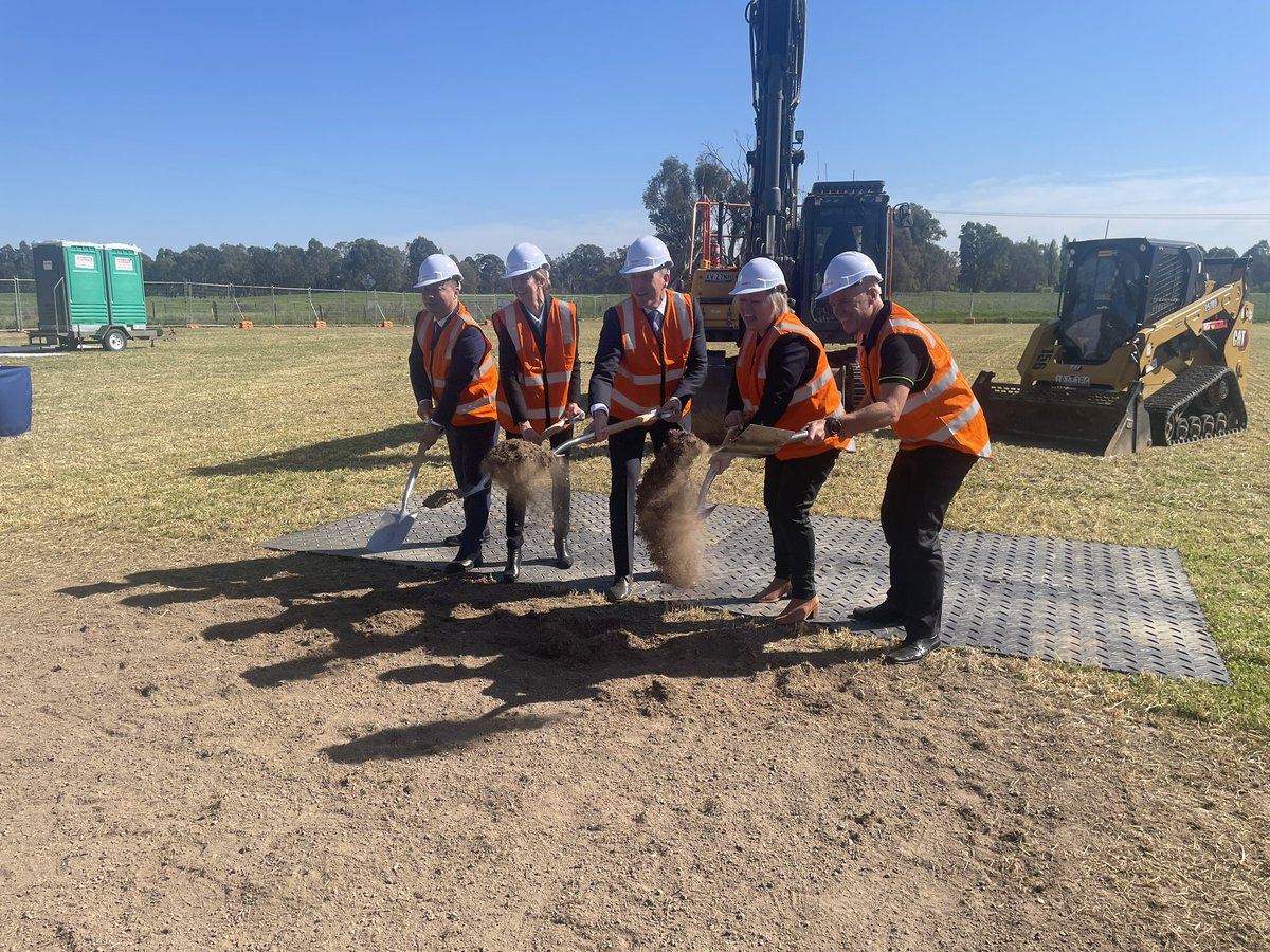 anthony bunn (@adbunn) on Twitter photo Multiple first sods turned on green hydrogen project in west Wodonga that involves Australian Gas Infrastructure Group and federal and Victorian government funding. Multiple first sods turned on green hydrogen project in west Wodonga that involves Australian Gas Infrastructure Group and federal and Victorian government funding.