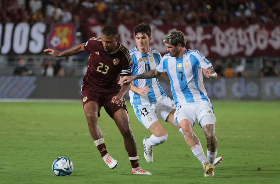 jpeseteiroDT's tweet photo. Venezuela es la selección 40 del Rankig FIFA, hoy le hizo un PARTIDAZO a Argentina selección 1 del ranking FIFA, Bi campeona de América y actual campeona del mundo.

NO SOMOS MENOS QUE NADIE. https://t.co/iMc2f6dKkV