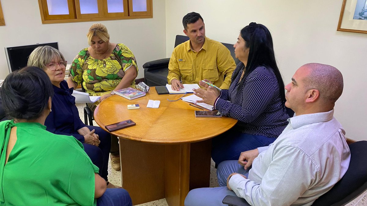 DrYusleivy's tweet photo. Acompañado de la Dra Darling Marín presidenta de la Fundación Misión Barrio Adentro nos entrevistamos con la Dra Esperanza Briseño Godoy presidenta del Instituto de Higiene y Epidemiología a fin de garantizar la atención con calidad al pueblo de Venezuela.  #CubaCoopera https://t.co/LT9QiEiHxg