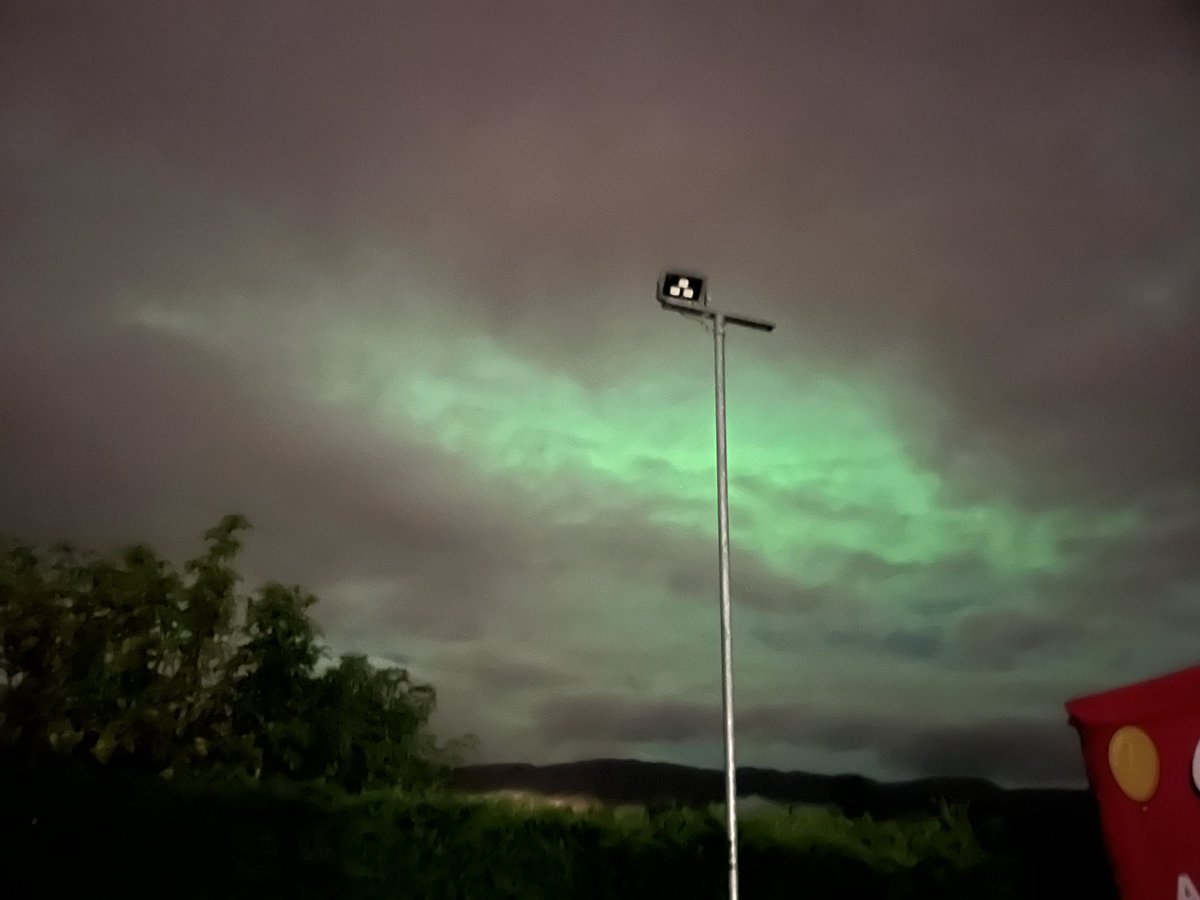Beautiful colours in the sky tonight. Thank you nature, you are truly wonderful. 

#aurora #AuroraBorealis #northernlights #SpaceWeather #ireland #donegal