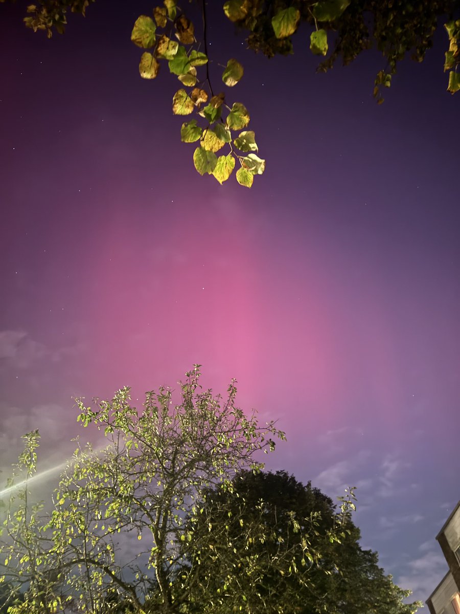 JustynaGryc's tweet photo. Aurora borealis over London tonight! Even visible with naked eye! 🥹😭 https://t.co/iAA1KszwUT