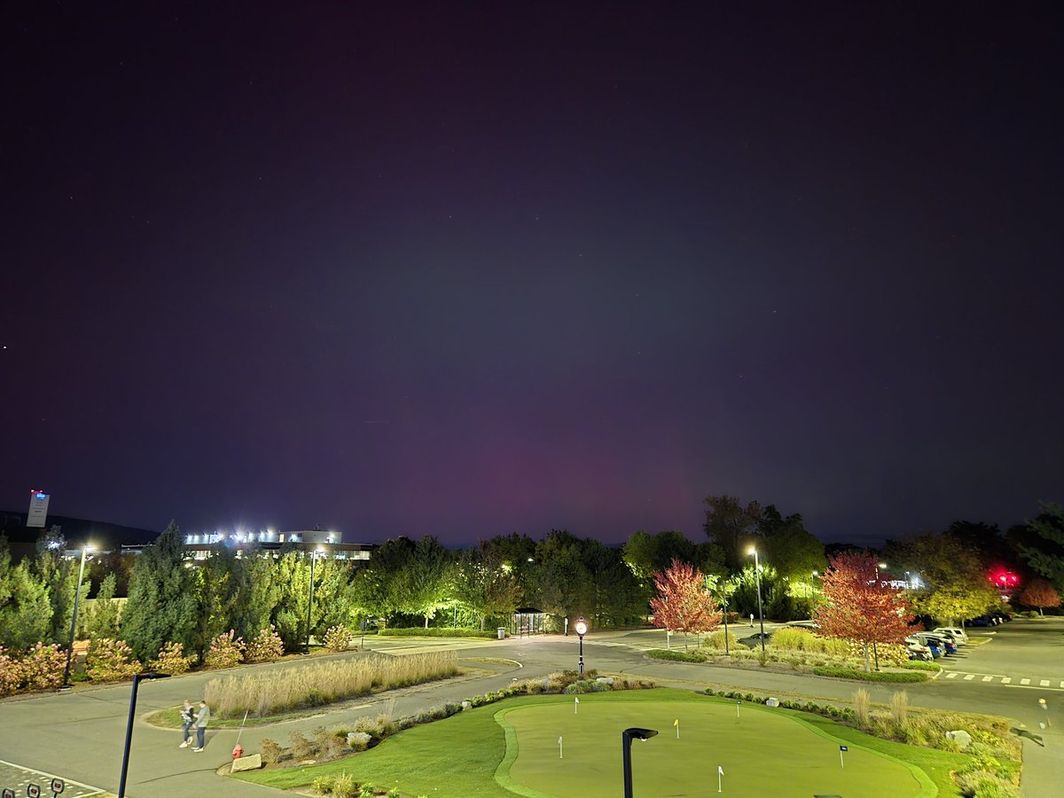 kendrawalter's tweet photo. Northern lights over the @espn campus moments ago https://t.co/oNqtItk3v1