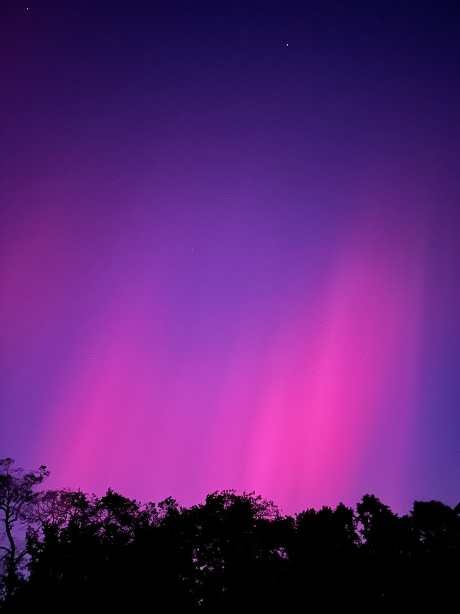 ipdegirl's tweet photo. Band conditions were garbage, but the sky was absolute FIRE! #BotanicalsBandwidthandBourbon #northerlights #AuroraBorealis #HamRadioProblems #RadioFail #SkyShow #RadioLife #AmateurRadio #HamRadio #NorthernLights #BandwidthStrugglesโ https://t.co/hroow1IP26