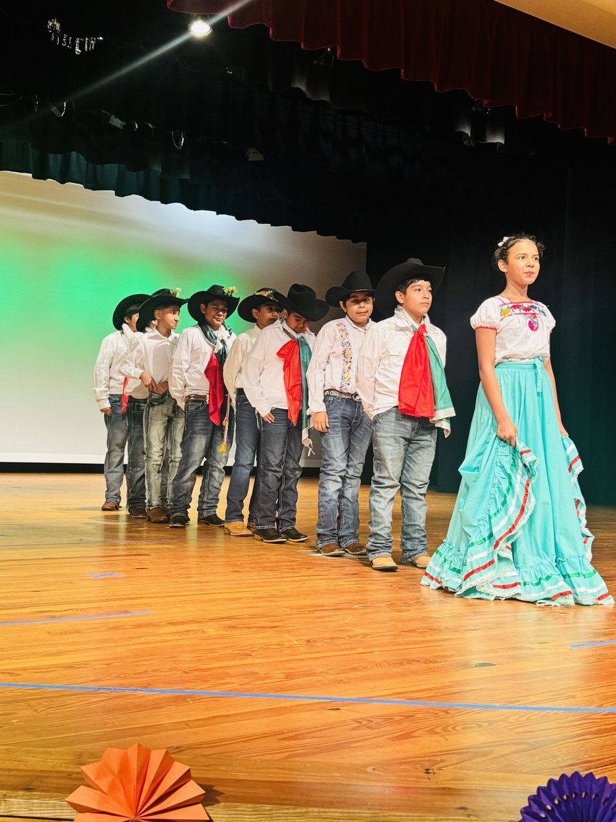 MerriweatherEDU's tweet image. Tonight’s Hispanic Heritage celebration was nothing short of spectacular! 🎉 From vibrant performances to rich cultural displays, we embraced the beauty of diversity. 🌍✨Together, we are stronger! 💪🏽💛 @SuttonCougars @SuttonPTA