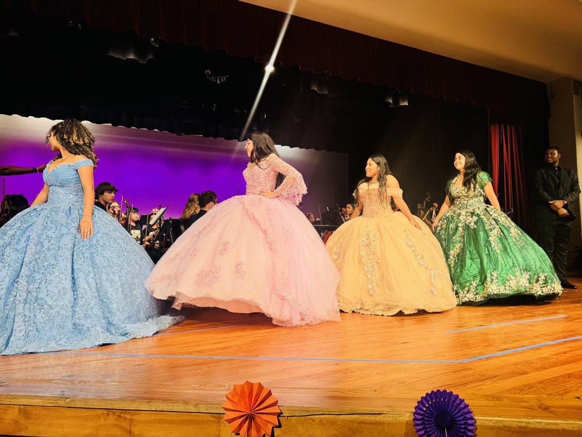 MerriweatherEDU's tweet image. Tonight’s Hispanic Heritage celebration was nothing short of spectacular! 🎉 From vibrant performances to rich cultural displays, we embraced the beauty of diversity. 🌍✨Together, we are stronger! 💪🏽💛 @SuttonCougars @SuttonPTA