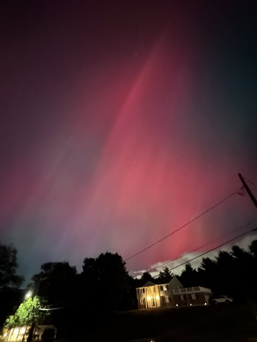jsdthree's tweet photo. Red sky from the aurora in the Boston area https://t.co/zCRmuAkQQQ