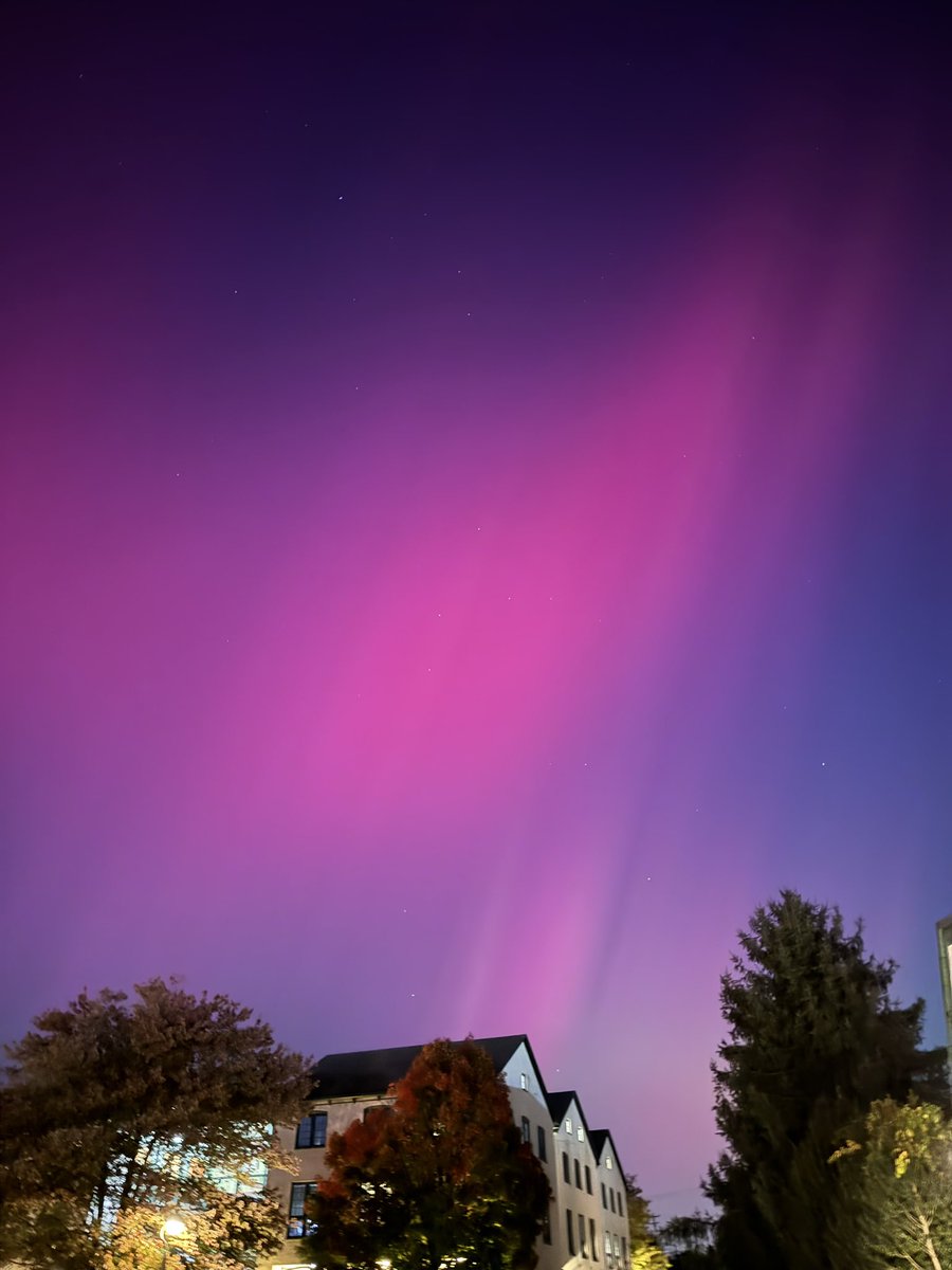cl16hs's tweet photo. northern lights over philadelphia right now i could sob https://t.co/ehiErPClyH