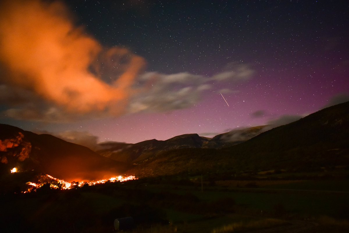 MeteoGosol's tweet photo. Recull d'imatges realitzades aquesta mateixa nit des de Gósol i des de la serra del Verd, observant en direcció nord unes aurores boreals 🔥💫✨ https://t.co/6tySO7MBMK