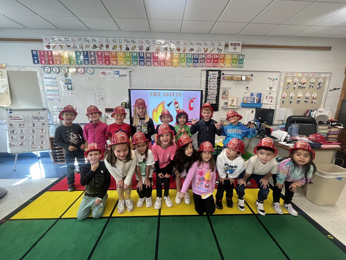 MsCareyCL's tweet photo. Had an awesome visit from the Carle Place Fire Department!! 🚒👨🏻‍🚒@CherryLaneCP1 https://t.co/YJL09GB8nE