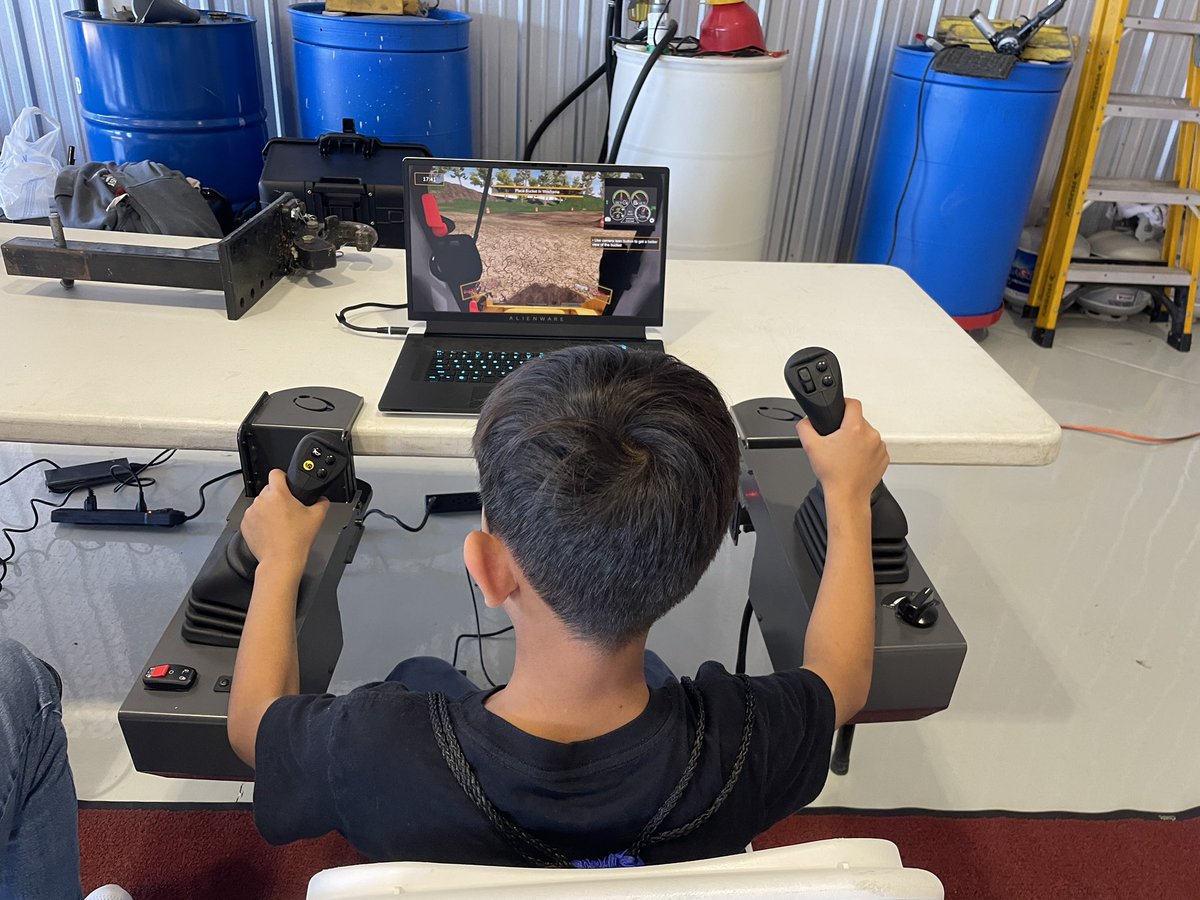 CCPSInstruction's tweet image. CCPS 5th graders had a great time at the STEM Fest at the Culpeper Airport!