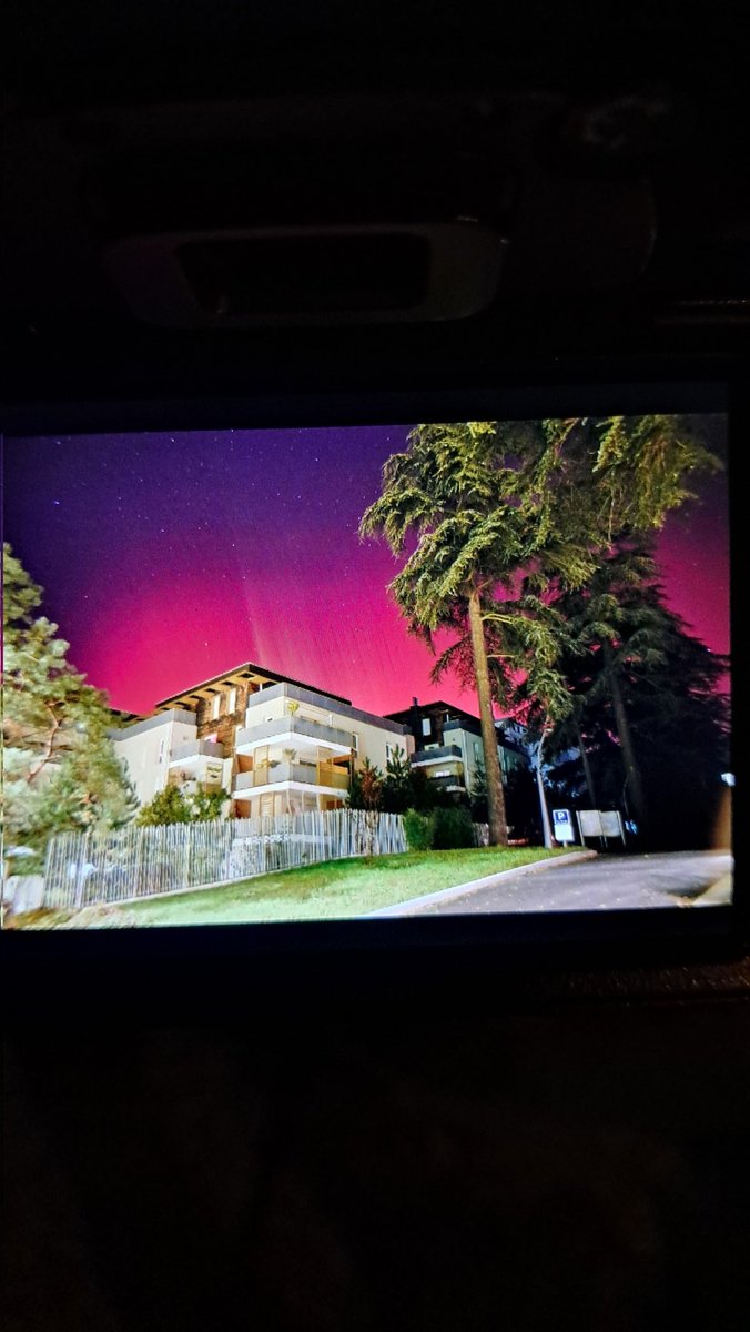 Aurora, Fontaines sur Saône, France, near Lyon, few minutes ago. Even in Norway I haven't seen that much colors 🤩
<a href="/Vincent_Ledvina/">Vincent Ledvina</a> <a href="/EricLagadec/">Eric Lagadec✨🌍</a> <a href="/TamithaSkov/">Dr. Tamitha Skov</a> <a href="/spacewxwatch/">Space Weather Watch</a>
