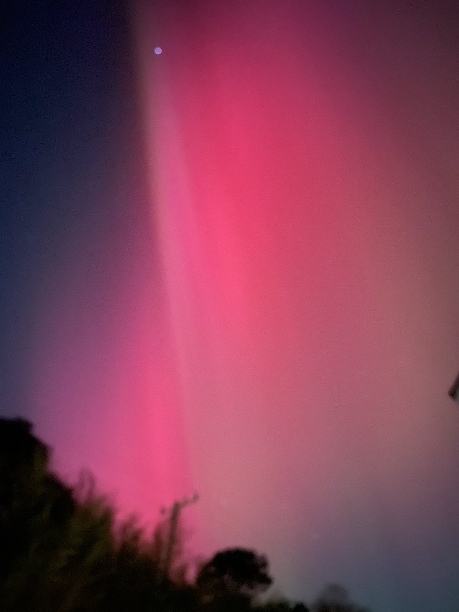 ORZueva's tweet photo. Aurora Borealis! Yes! In Woods Hole https://t.co/ayiSygy2TR