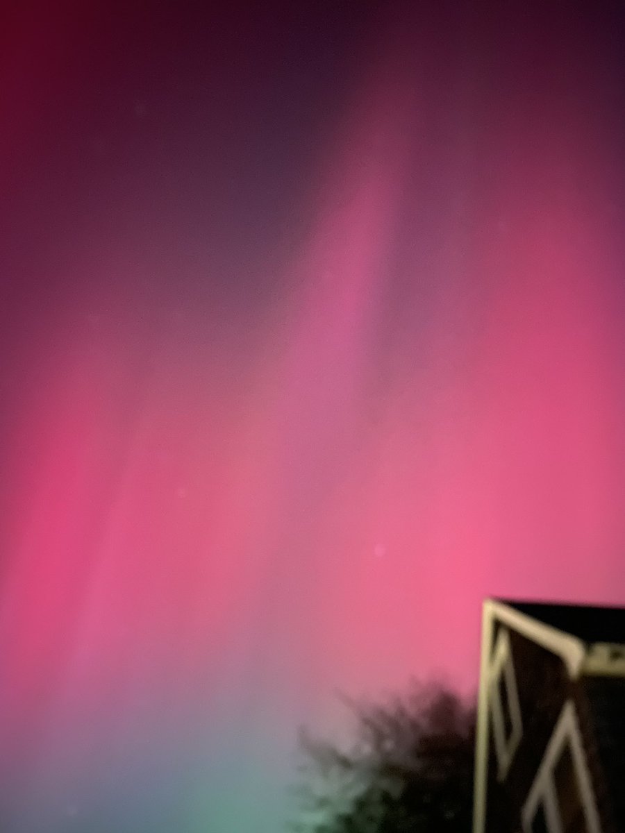 ORZueva's tweet photo. Aurora Borealis! Yes! In Woods Hole https://t.co/ayiSygy2TR