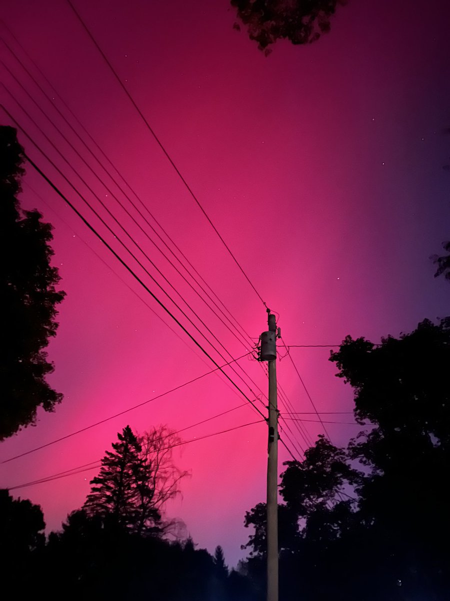 marygraceb13's tweet photo. nbd, just the northern lights casually outside my house 😍🥹 https://t.co/S5o765zoqm