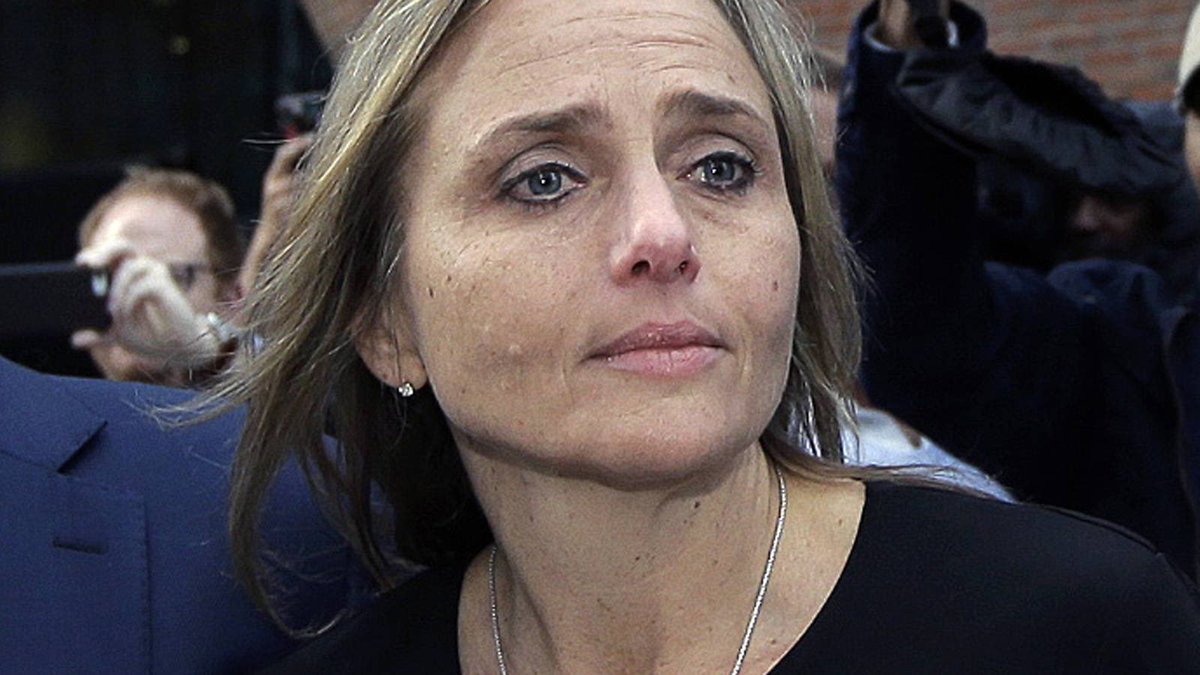 AntiWuCoalition's tweet image. In 2018, Newton, MA Judge Shelley Joseph was indicted for helping an illegal escape ICE by ordering ICE to stay outside the courtroom, then secretly letting the illegal out through the courthouse’s back door
Fed charges were dropped, and she was allowed back on the bench in 2022