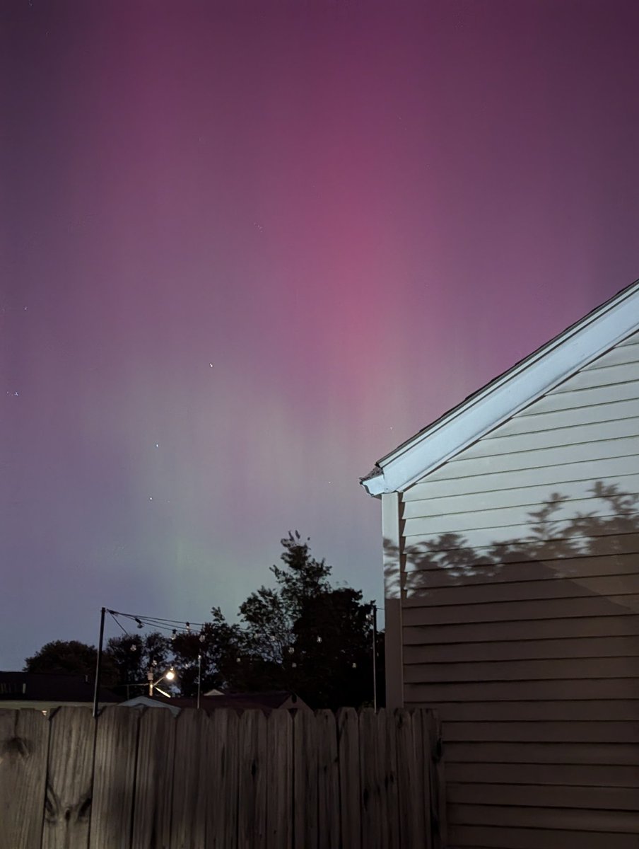 KeeneBirdbrain's tweet photo. From my house in Riverside, RI at 7:27pm. #riwx #aurora @tony_tpetrarca @PinpointWXTeam @WX1BOX https://t.co/BdqHOBFMFs