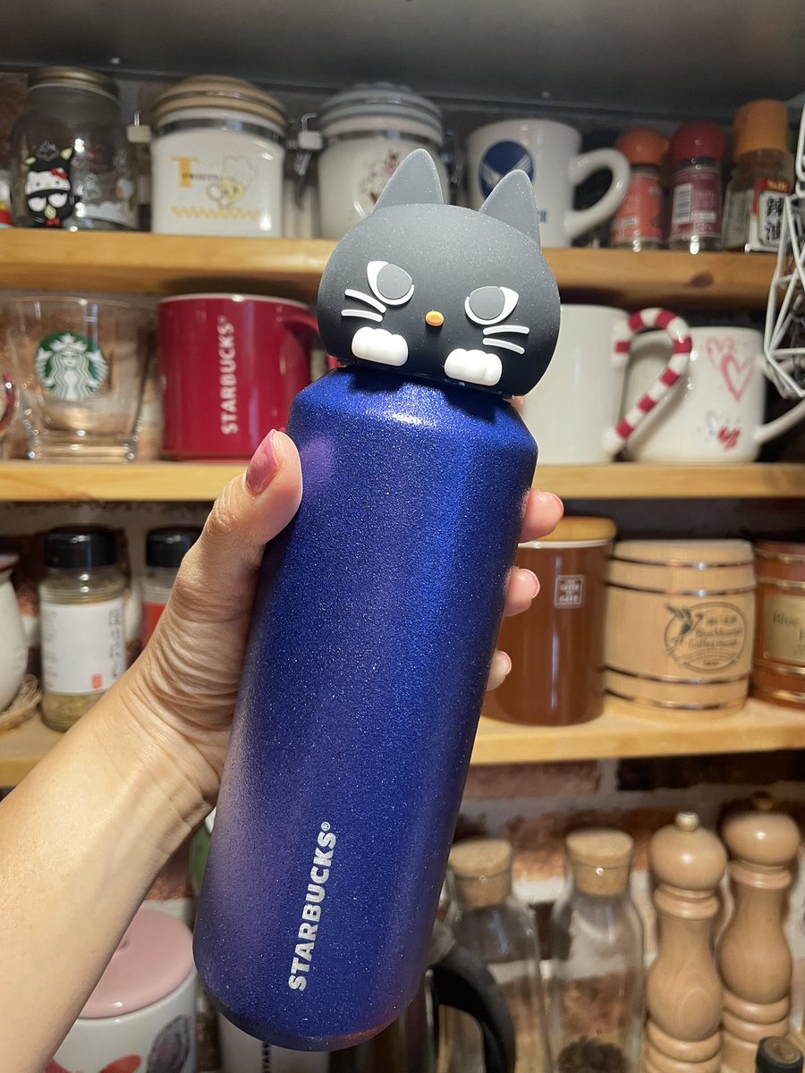 YAPPI05's tweet photo. 今年のスタバハロウィンは見に行くだけと言いながら、朝一でスタバ行って買った人ですwww
にゃ���こキラキラ可愛い😻
オンラインも店舗もピンクの色変わりマグが1番人気っぽい。
コーヒー入れたら猫になる透明なコップ(←言い方)も欲しかったけどクリスマスやバレンタインの商品も欲しいから我慢w https://t.co/9RBgrN1isx