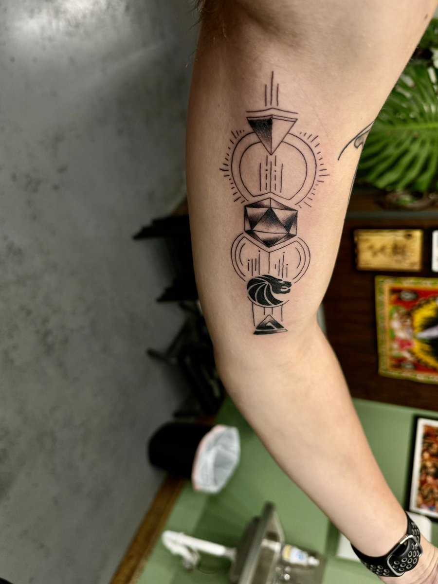 delaavery113's tweet image. Finally added onto my @ILLENIUM tattoo arm. 

@Inzo_Music 
@odesza 
@SevenLionsMusic 
@TrivectaMusic 
@OpheliaFamily 
@OpheliaRecords 

#edm #tattoo #inzo #odoseza #sevenlions #trivecta #music #nola