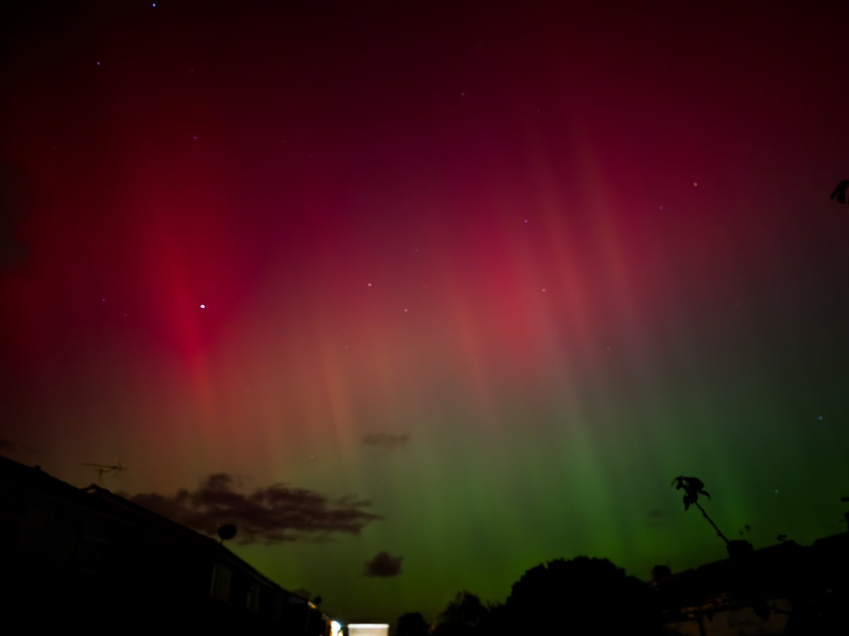 GasManGary's tweet photo. When you step out into the garden for a smoke and ……………oh wow!
#northernlights  #margate https://t.co/wztc5Pcm1S