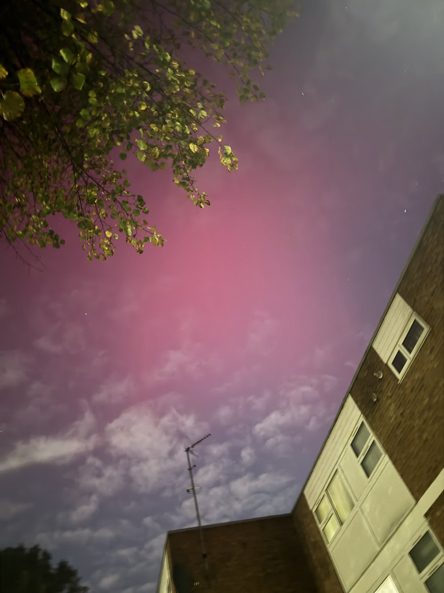 JustynaGryc's tweet photo. #northernlights over West London tonight ❤️🥹 https://t.co/IqBU7VGCdL