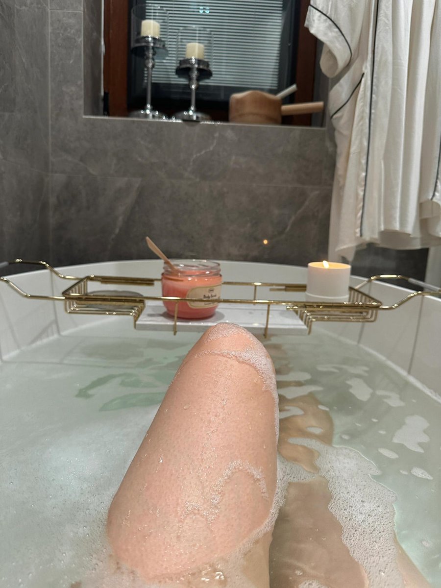 kiseffy's tweet image. There's nothing better than a hot bath before bed!🥰🥰🥰