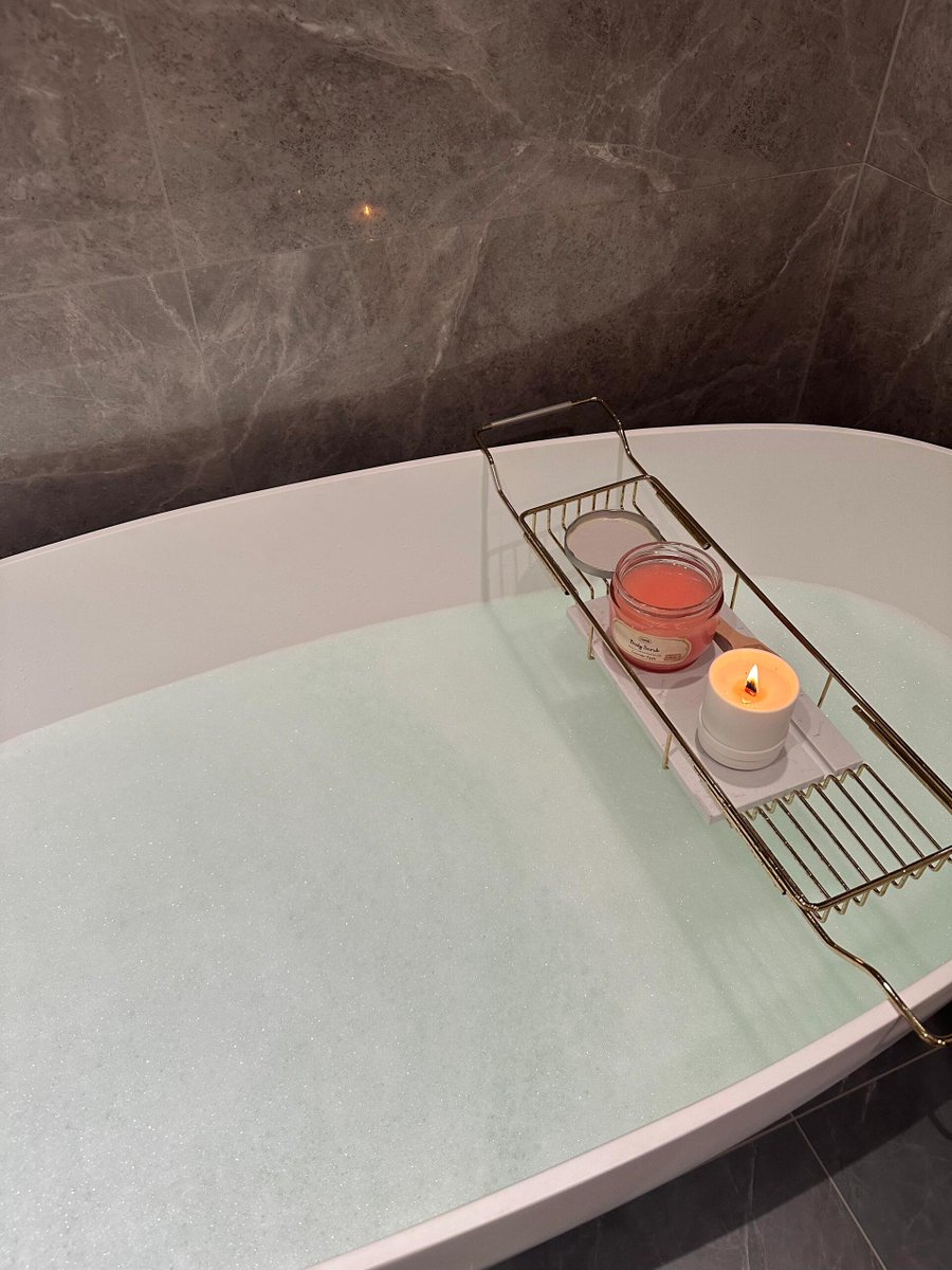 kiseffy's tweet image. There's nothing better than a hot bath before bed!🥰🥰🥰