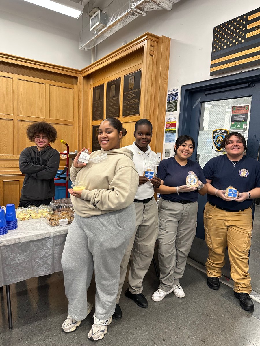 NYPD42Pct's tweet image. Today’s bake sale 🧁🍩🍰 was a success! We want to thank all the Officers and community members who supported post 2042.

Did we mention that most of these delicious desserts were made by our post advisors and explorers 🤭

Great job post 👏🏽

#nypdexplorers