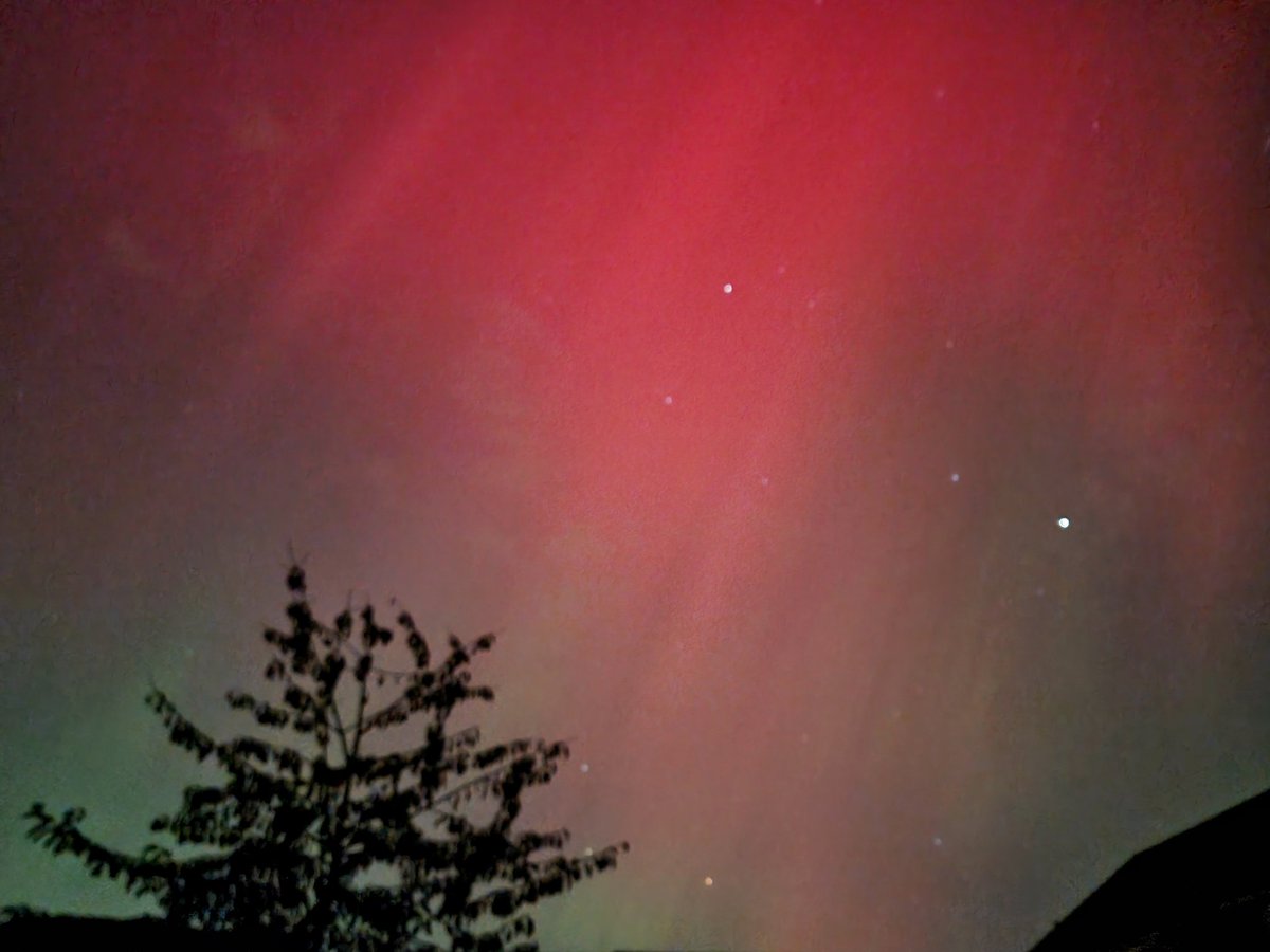 The sky went a bit crazy after midnight, breathtaking and clear to the naked eye.

#northernlights #aurora #aurorauk #cheshirelife #s21ultra