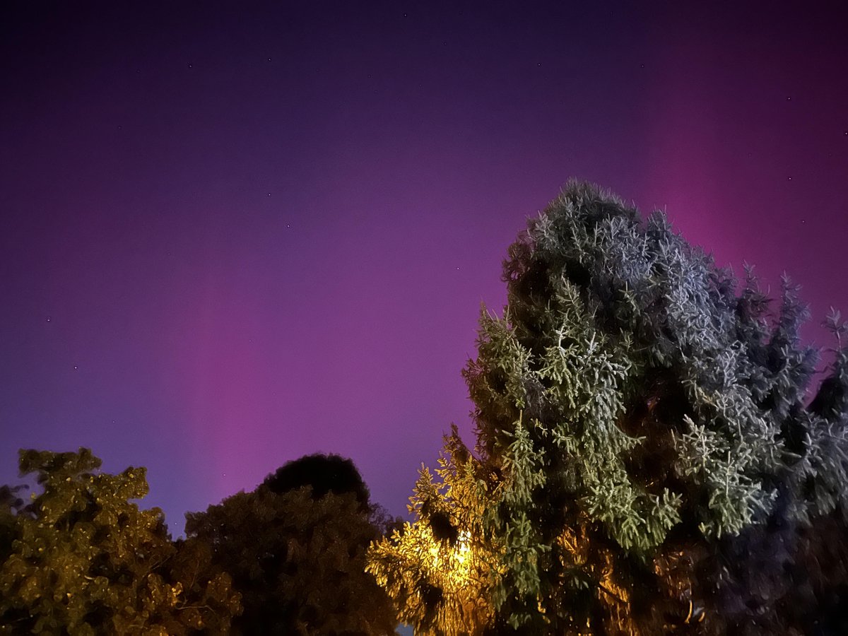 Go outside, ideally away from central portions of Houston and look north after dark tonight, and bring your phone and take pictures! You may be able to see the northern lights! We have links to tips for using your phone camera: spacecityweather.com/tonight-may-of…