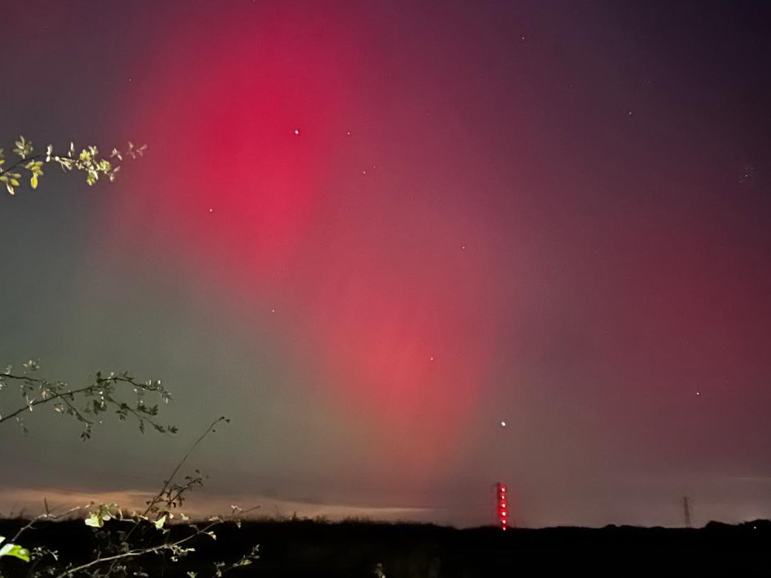HelenHulston's tweet photo. 10/10/24 9:57pm
Taken on iPhone 14 Pro no filters. 

What an incredible show of Aurora we have witnessed tonight. Such intensity of colour and detail of pillars, visible to the naked eye.

Totally blown away! https://t.co/6jnytUaMCh