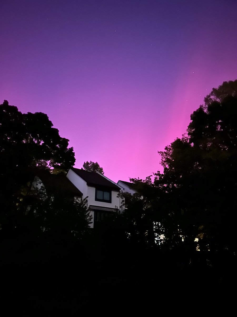 mtoner's tweet photo. Northern Lights in Reston, VA. @capitalweather https://t.co/iw5gvODua7