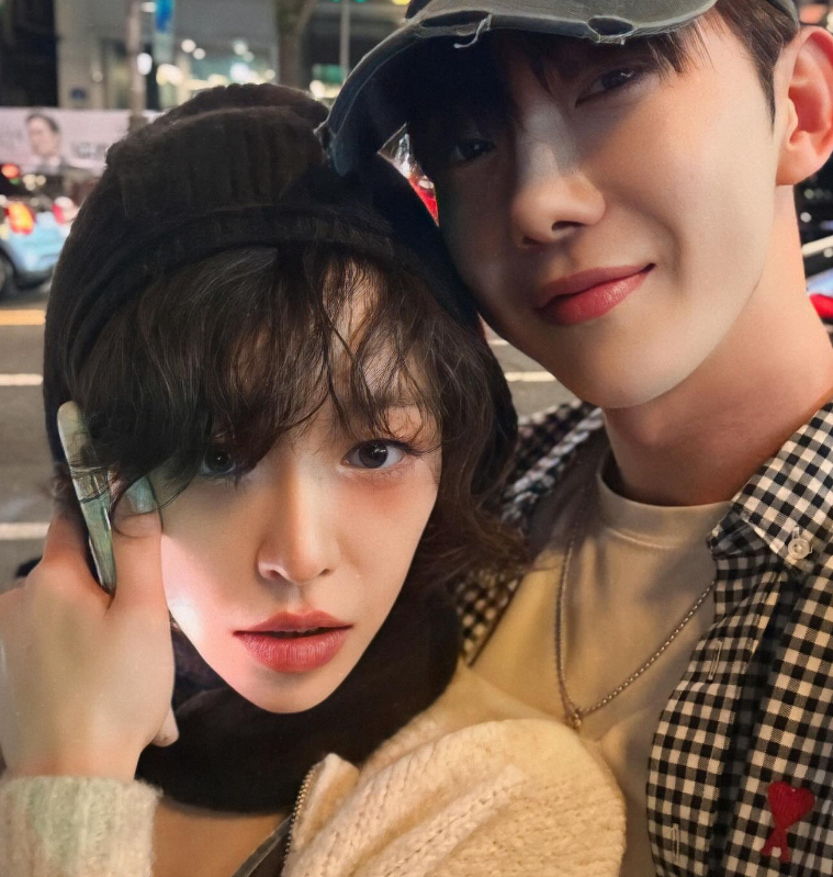 imbcenews's tweet image. 조권♥가인 여전한 친분 "내가 꽃 샀으니 네가 밥 사.. 추억의 아담" [소셜in]
#조권 #JoKwon #가인 #GAIN #우결 #우리결혼했어요 
#아담커플 #iMBC연예 

조권은 10월 10일 자신의 SNS(소셜 네트워크 서비스)에 "내가 꽃 샀으니까 네가 밥 사. 2024. 추억의 아담"이라는 글과 함께 가인과 만난 모습을