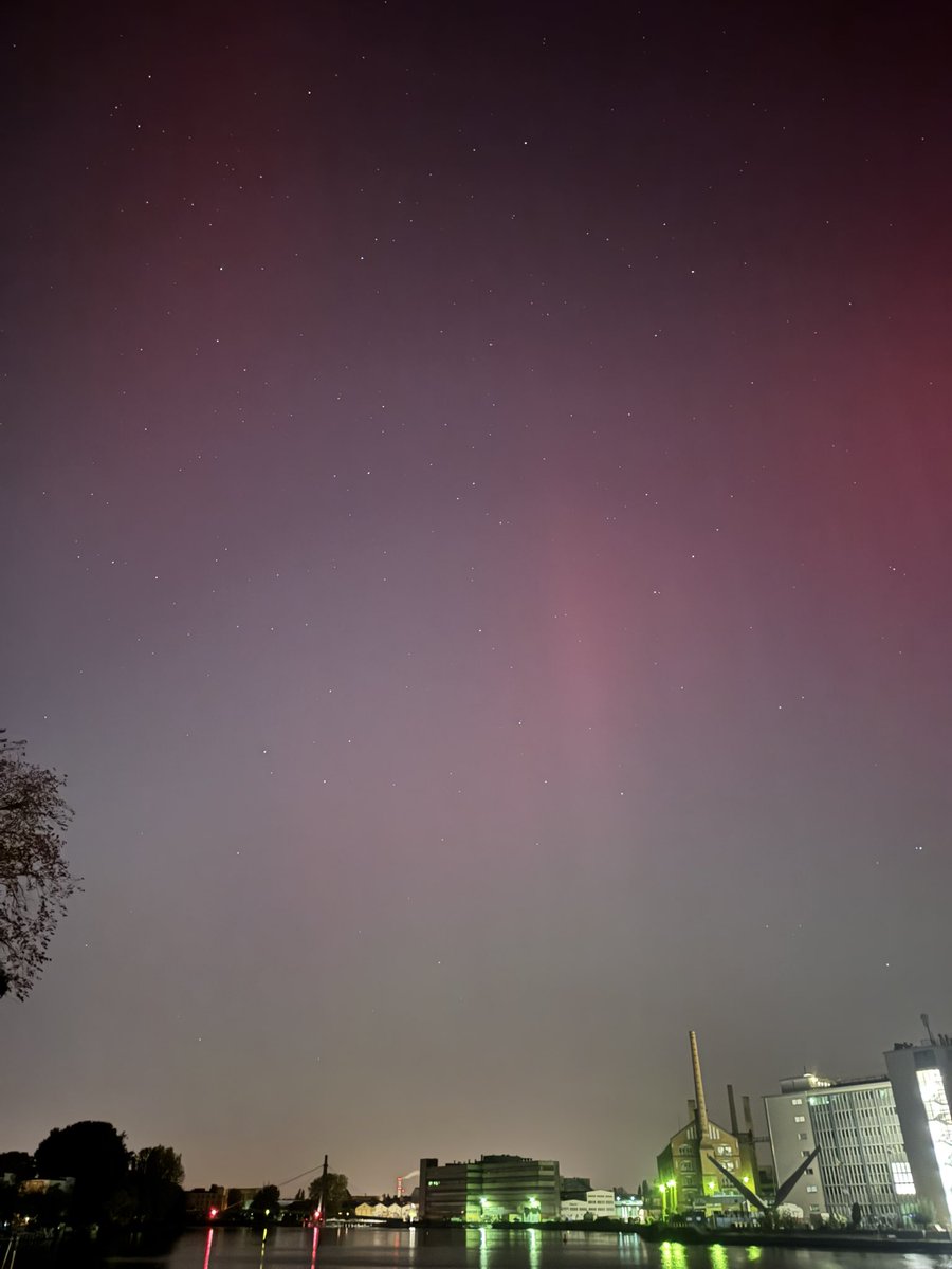 v5hal's tweet photo. My aunt passed away some hours ago. I was to meet her next week as she was recovering from a surgery. She was like my mom when I was a toddler.

I saw her soul in the #aurora over #Berlin. May she rest in peace. Om shanti!  #Auroraborealis #Nordlichter 1:52 am #Schoneweide https://t.co/ZIbXT38v82