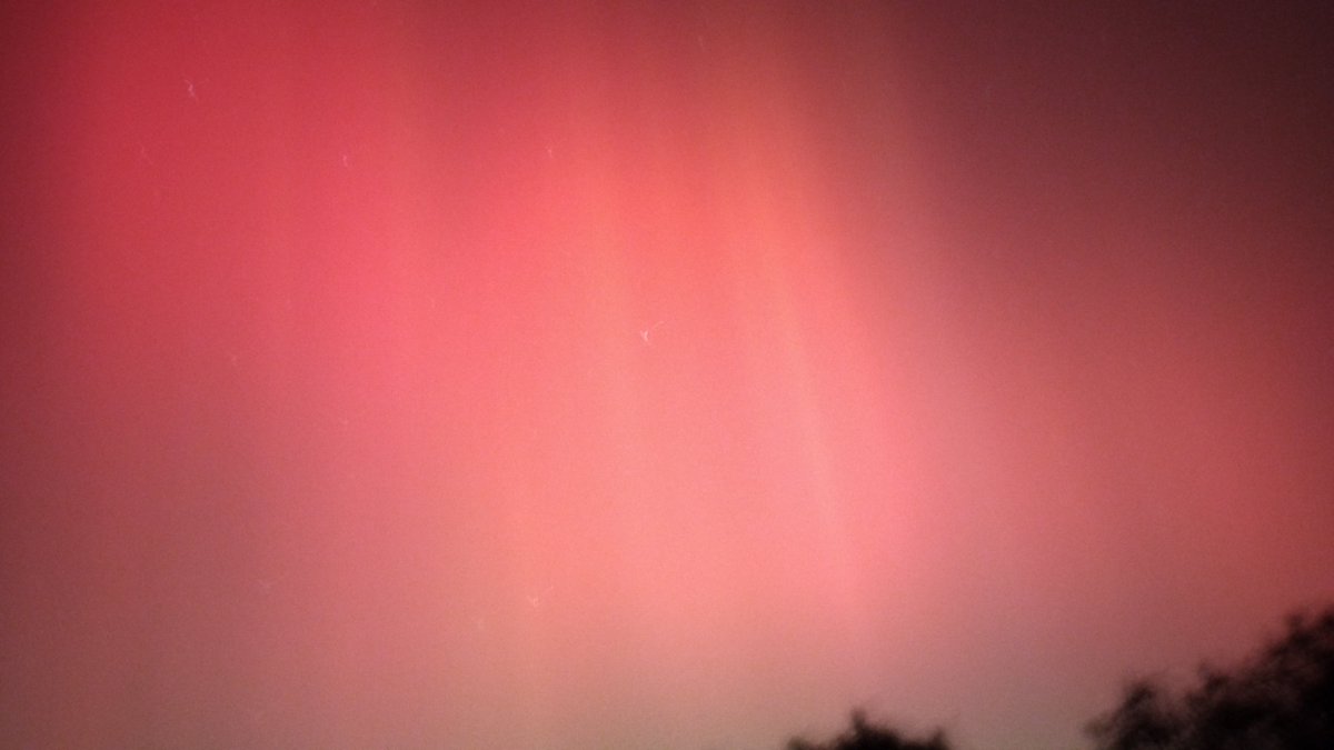 georgiebowden's tweet photo. It came back...WOW! Felt like the whole sky was red #aurora #northernlights #kent https://t.co/ol5T3Gvk1w