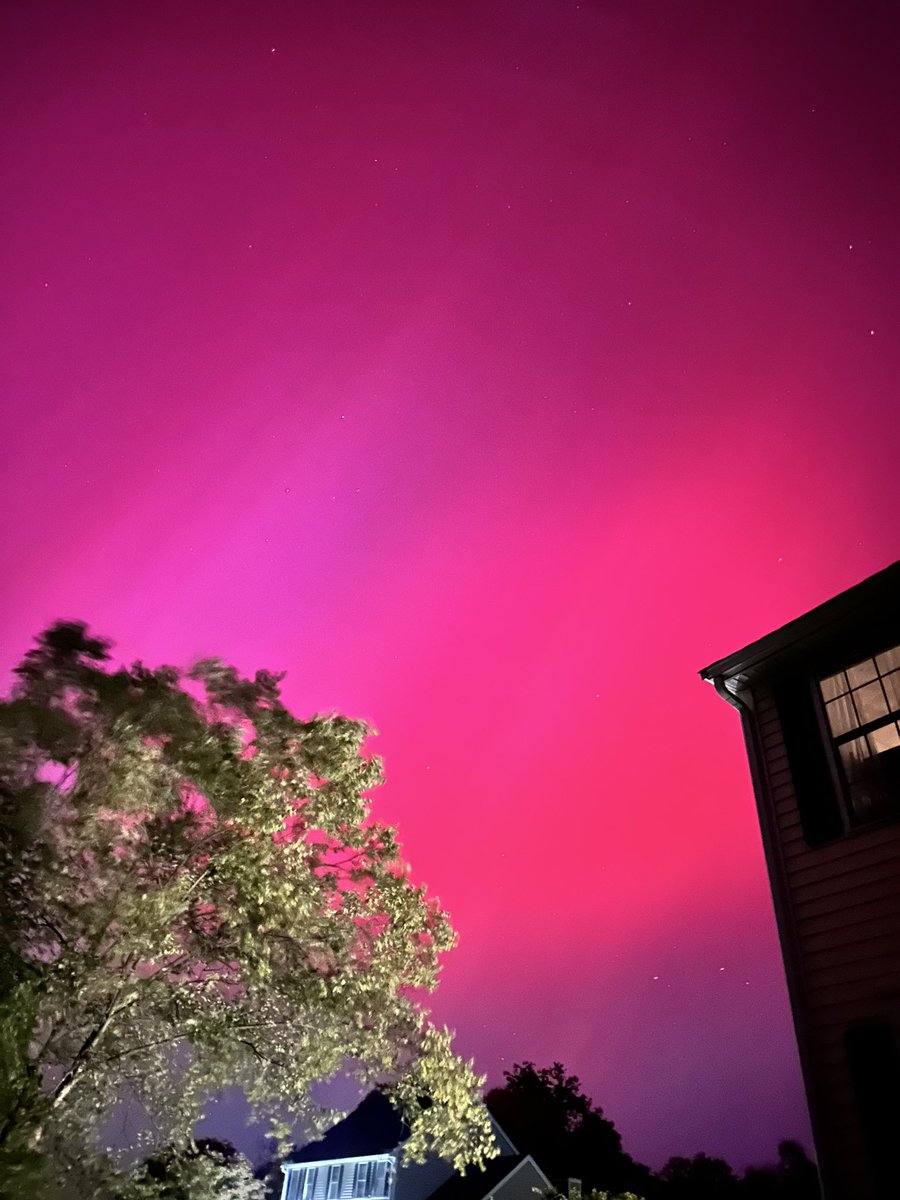 DToppi's tweet photo. Beautiful #rowleyma #northernlights https://t.co/MH3L4pKwEr