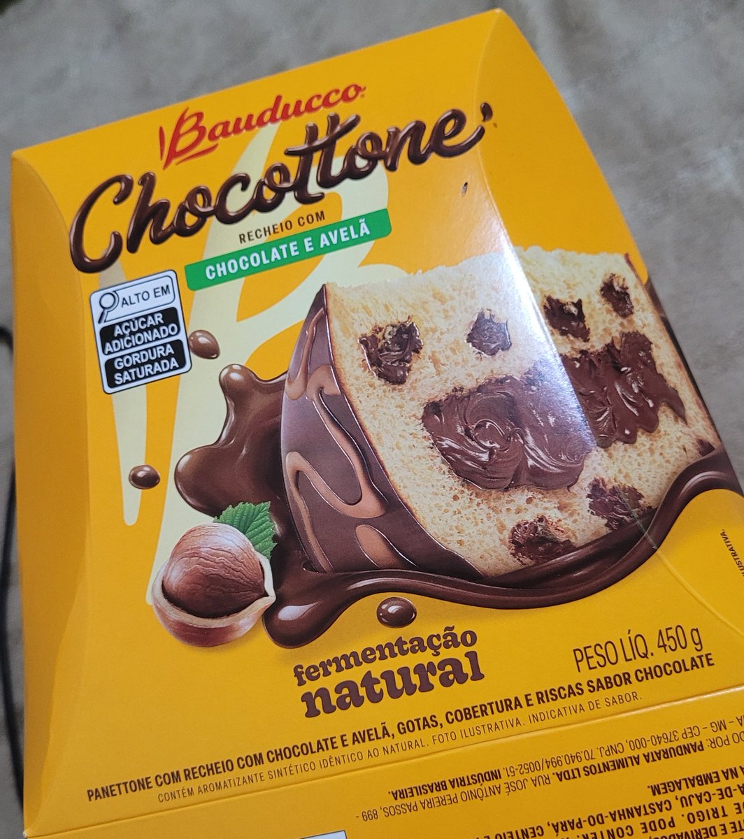 quackitypatinho's tweet photo. gente pra quem gosta de panettone muito recheado com muito muito chocolate daqueles q vc come fala nuuuu que delicia

recomendo demais esse chocottone da bauducco de chocolate e avelã, sério! nao tenho foto dele pq comi tudo de uma vez de tão gostoso q tava mas aqui a embalagem https://t.co/lOttGHlJgc