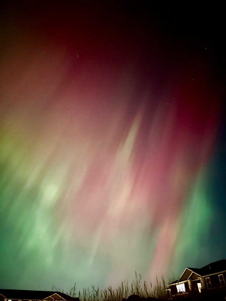 sharonafro's tweet photo. Beautiful Aurora West Michigan. #northernlights #aurora #Auroraborealis https://t.co/eKNJnXo1ju