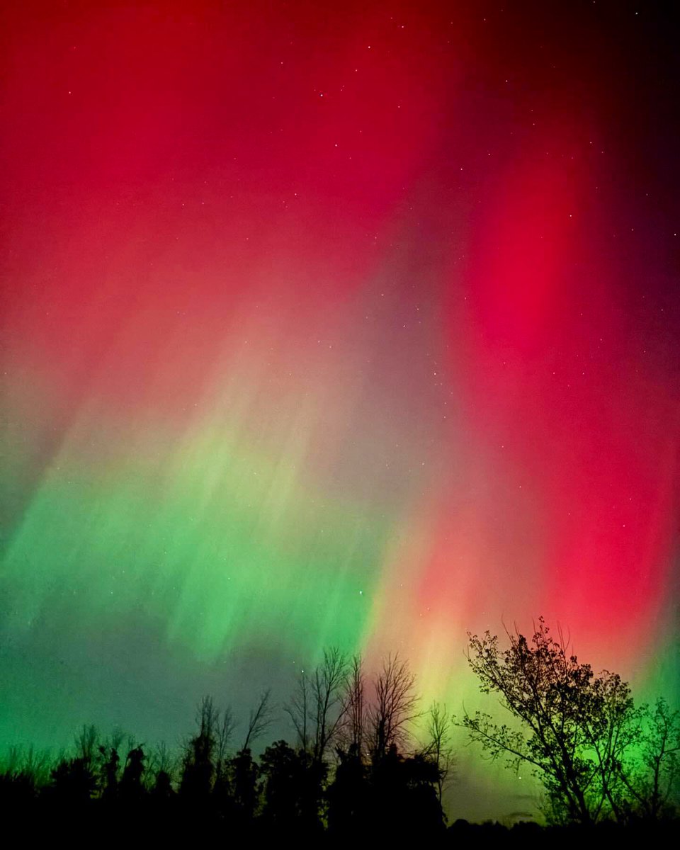 Beautiful Light Show Tonight at The Farm, Sláinte Friends!!! ☘️❤️🌌🌠🌌❤️☘️

#NorthernLights #Auroraborealis #Rochester #NewYork