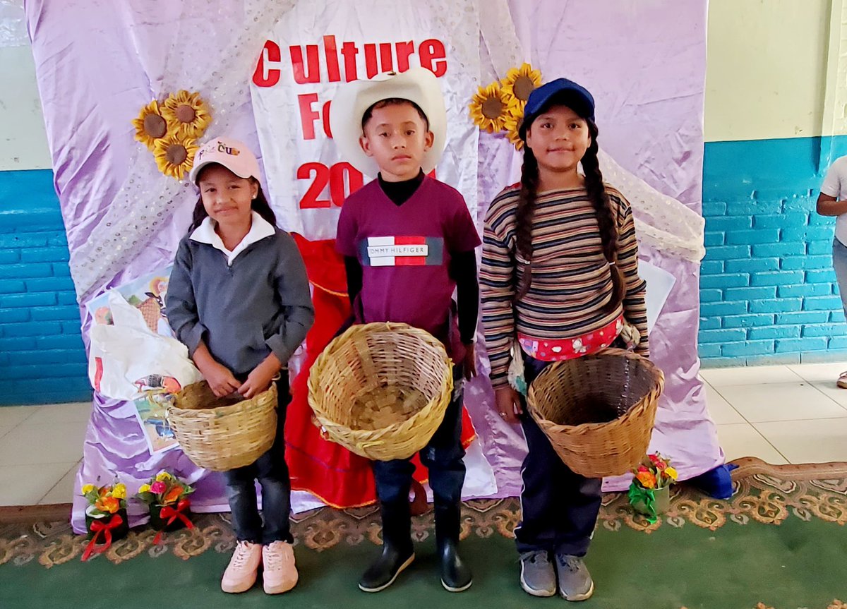 MinedSjrc's tweet photo. 🥳💃Festival de cultura  "Culture-Fest" con la participación de estudiantes de primero a sexto de Educación Primaria Regular y Multigrado, a través de actividades innovadoras proyectando sus habilidades lingüísticas en el idioma inglés.👨‍👩‍👦‍👦🕺 https://t.co/gJNxP9IRMa