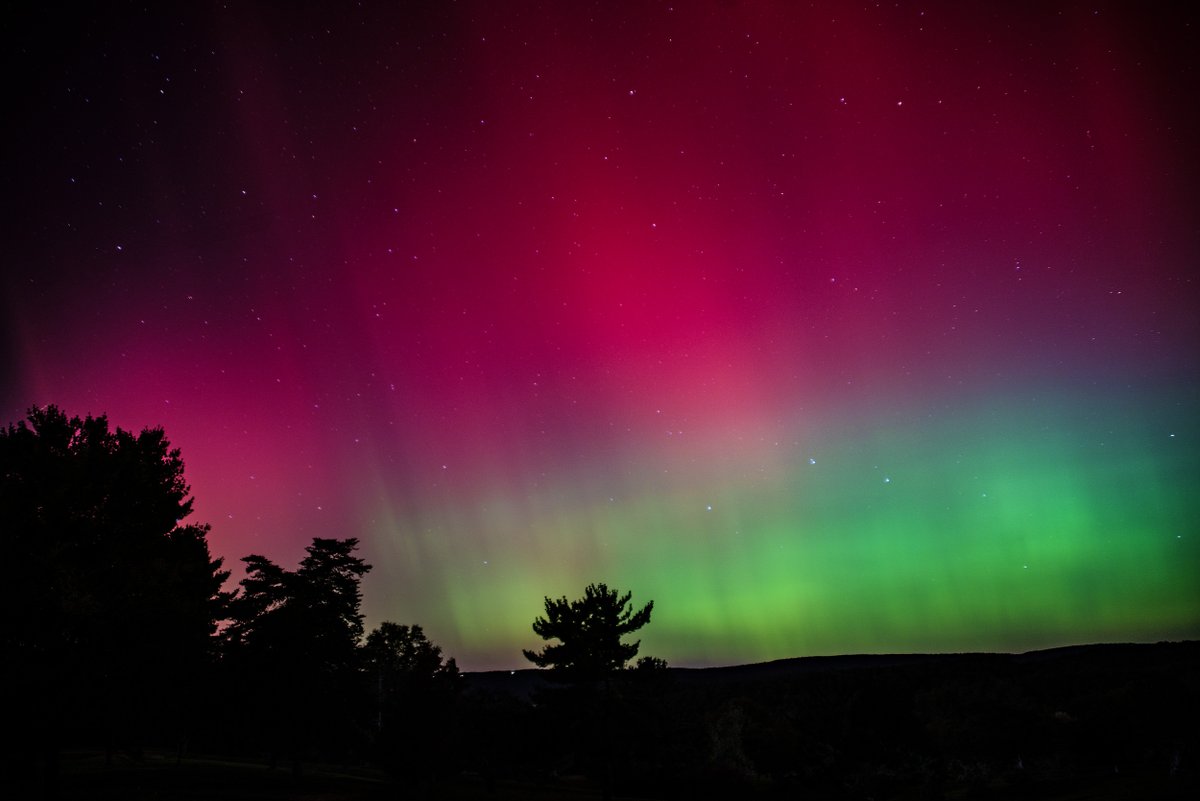 dcstormchaser's tweet photo. The Northern Lights tonight photographed from the mountains of West Virginia at Capon Springs. @capitalweather https://t.co/1p8zsn5MpC