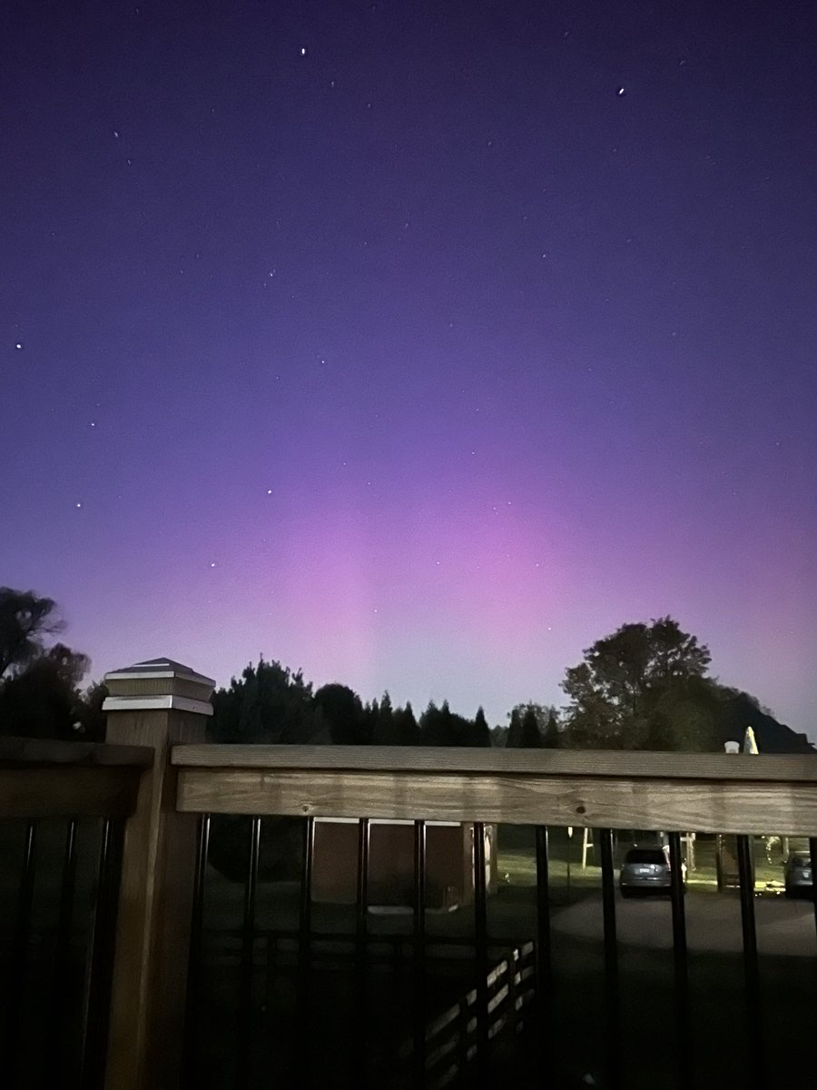 brencole94's tweet photo. Northern Lights in Lagrange, KY
@MarcWeinbergWX @BGoodeWAVE3 @WAVE3Weather https://t.co/9O3C3nJpfV