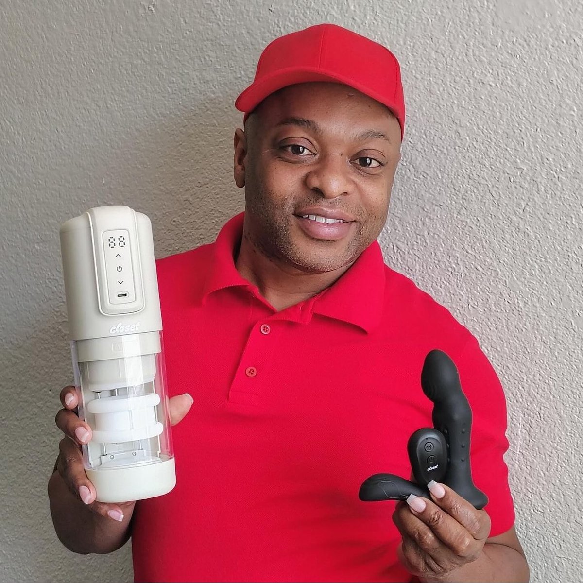 Why she dressed like she delivering pizza 😭