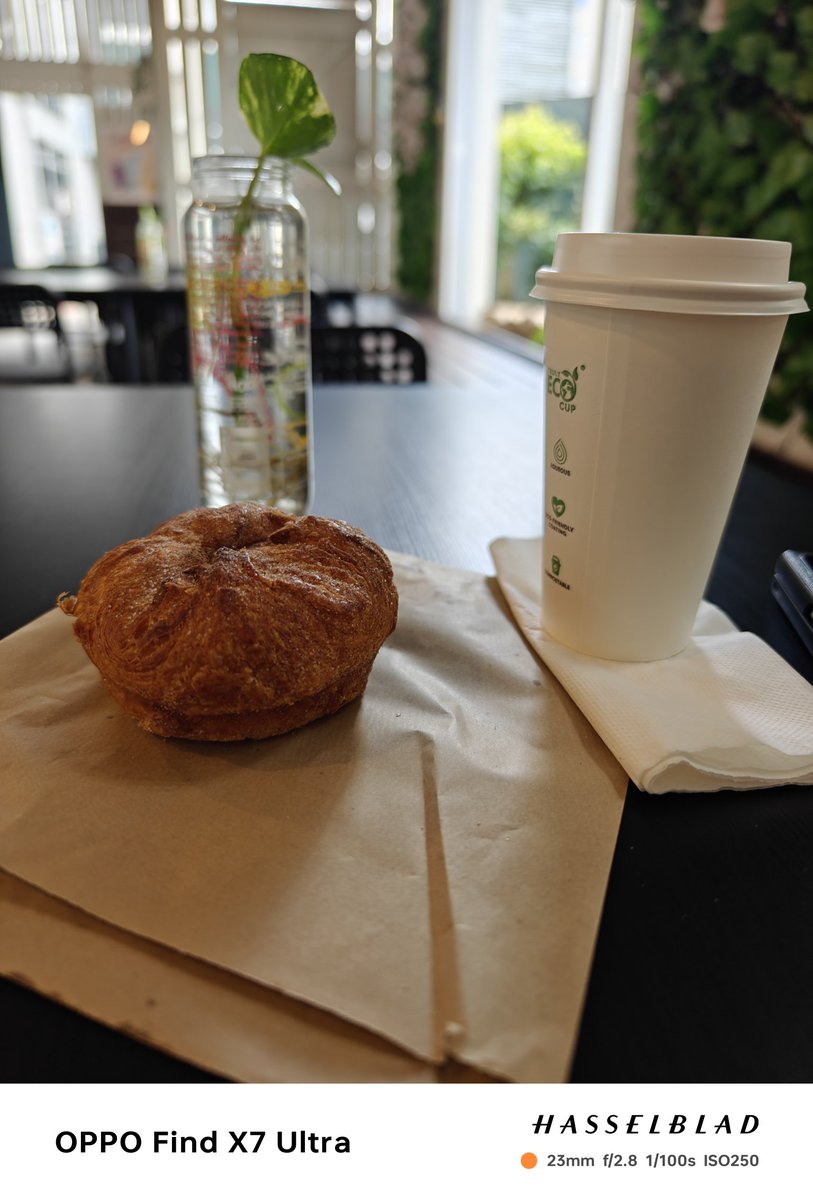 TferThomas's tweet photo. Mmm, Cinnamon Cruffin ๐
#foodporn #shotonoppo #oppofindx7ultra #poweredbycoffee https://t.co/p5vGPe59hn