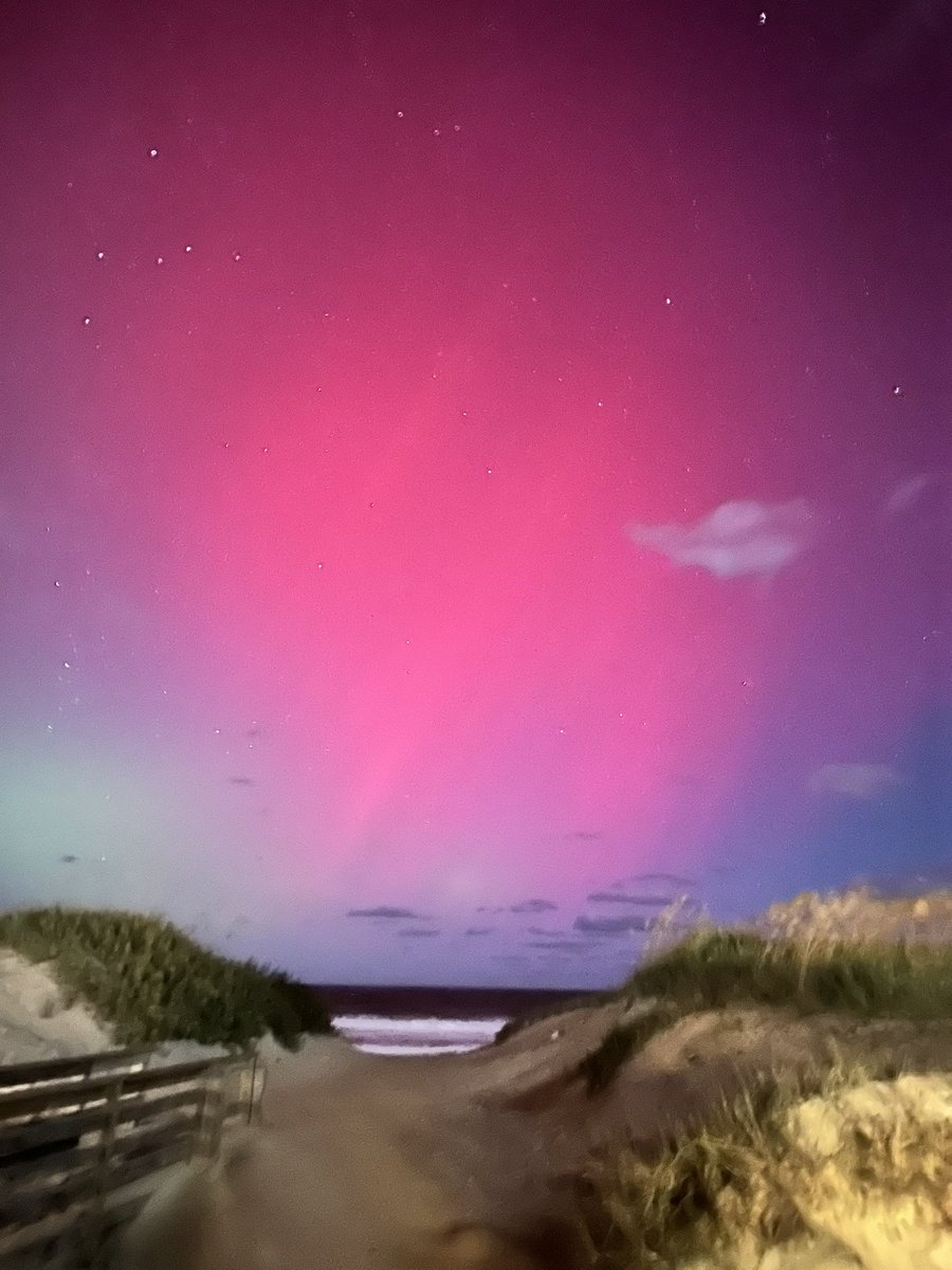 JButler72's tweet image. Aurora Borealis in Nags Head, NC
#obx #outerbanks