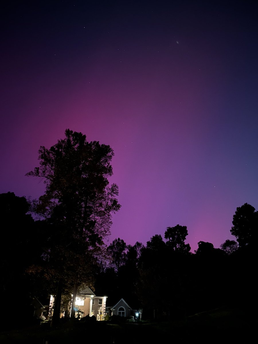 duvs's tweet photo. Northern lights from West Ellicott City around 7:30 PM. @capitalweather https://t.co/2e610hgi6C